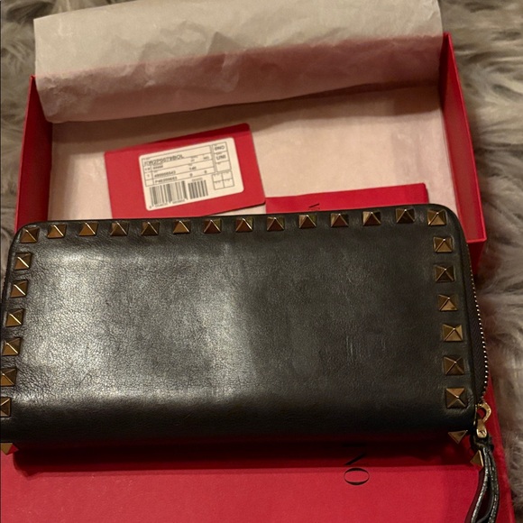 Valentino Garavani Rockstud zip long Wallet (Gold Studs)+box 12plus card slots - Picture 5 of 10
